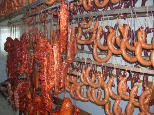 Matanza del cerdo (chorizos, lomos, longanizas) que orea en una cocina.